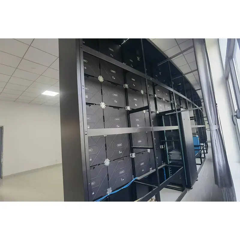 خزانة متحركة بشاشة LED منحنية